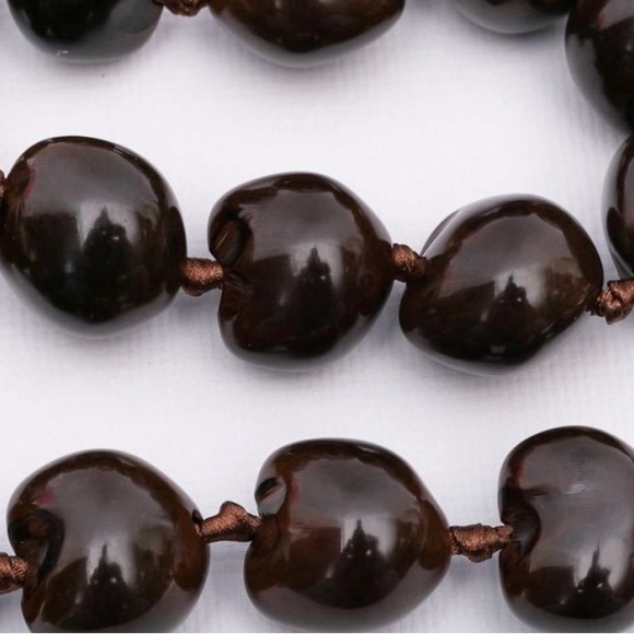 YVES SAINT LAURENT - (Attributed to)
Necklace of lacquered shell pearls - Picture 3 of 8